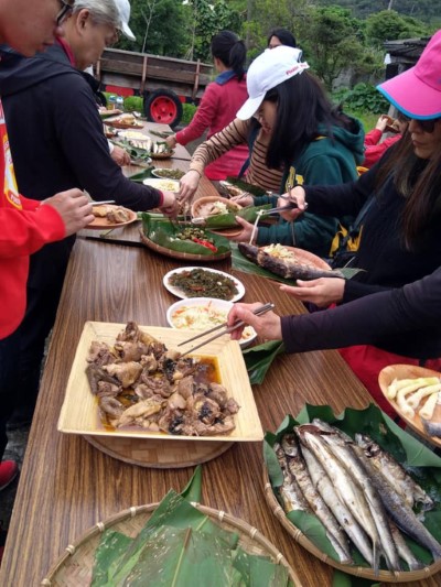 參與活動的民眾一起享用 部落媽媽的特色美食